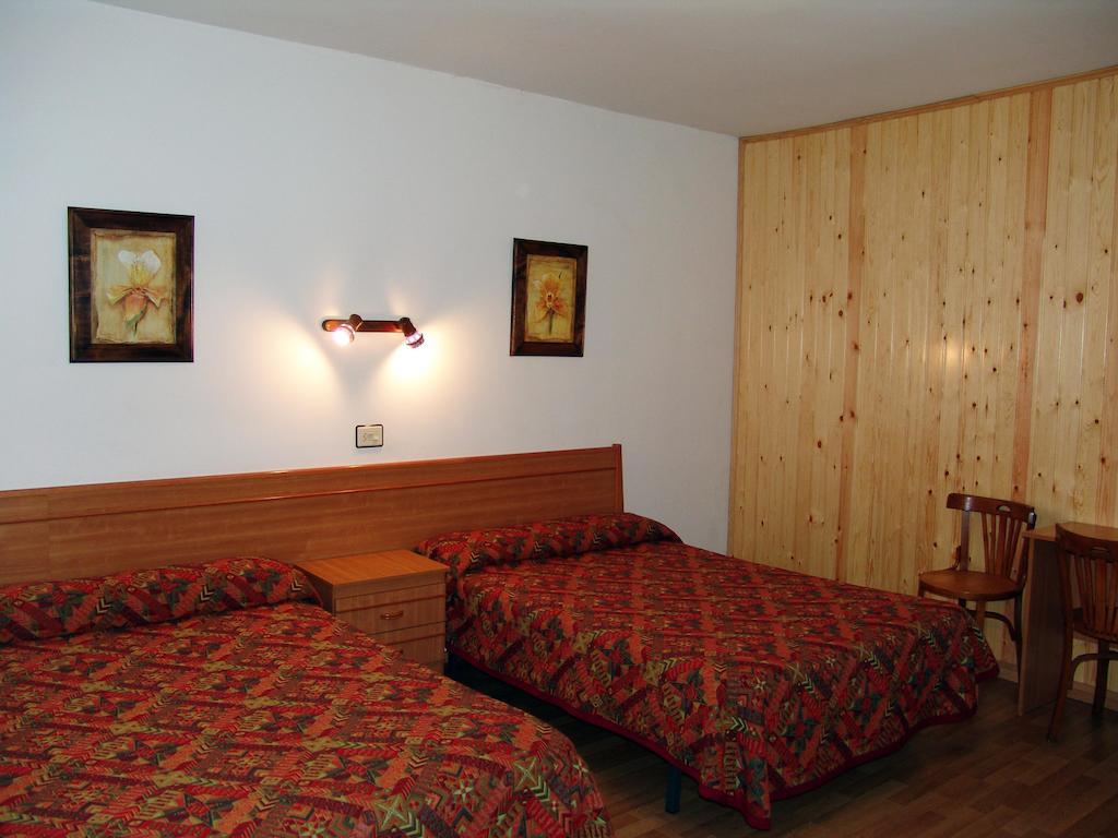 Hostal Pirineos Sarvise Hotel Room photo