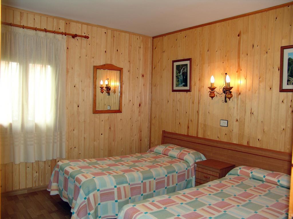 Hostal Pirineos Sarvise Hotel Room photo